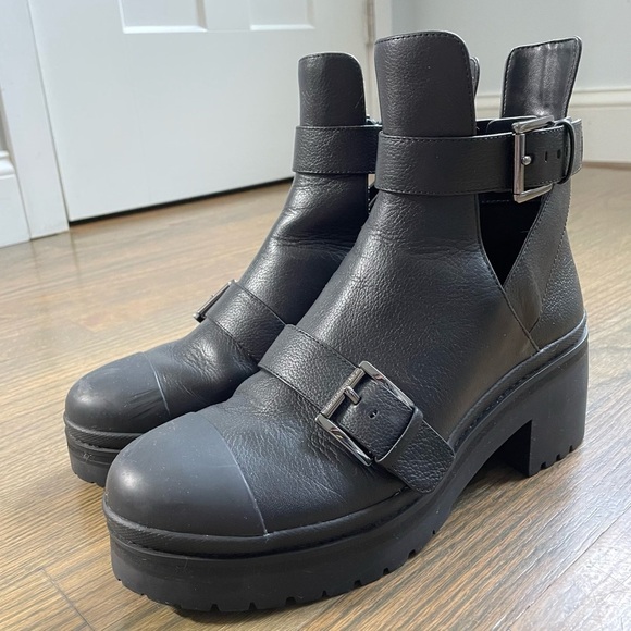 MICHAEL KORS Corey Buckle Lug Sole Platform Black Ankle Bootie size 9 - Picture 1 of 14
